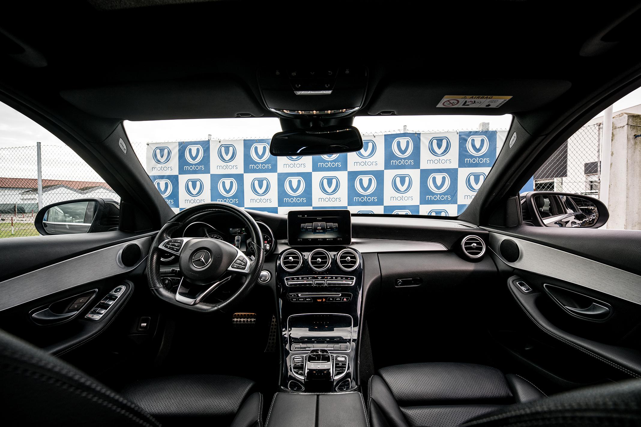 Interior de viatura na V Motors, stand automóvel em Évora